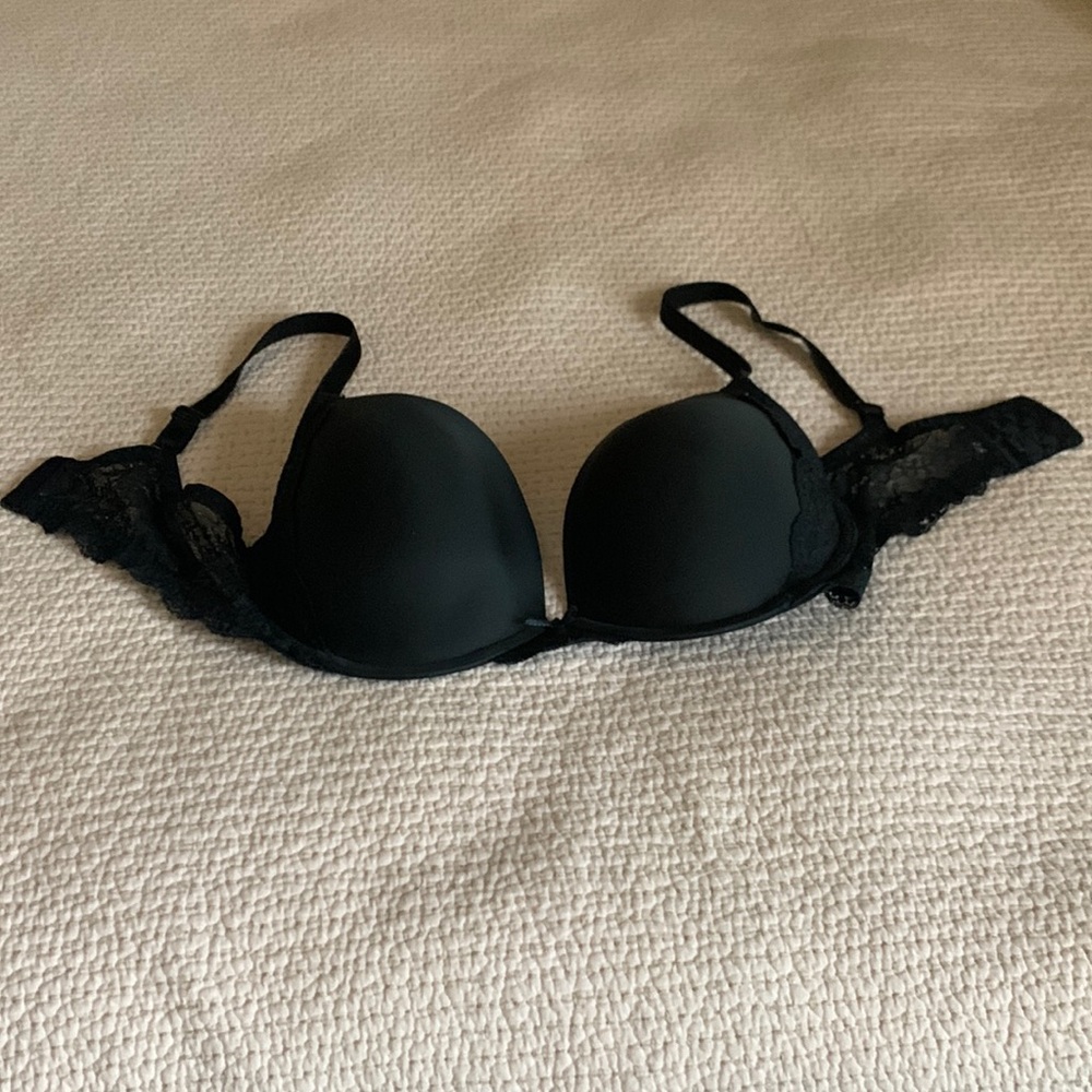 Black lacy Victoria Secret 38D bra Excellent condition